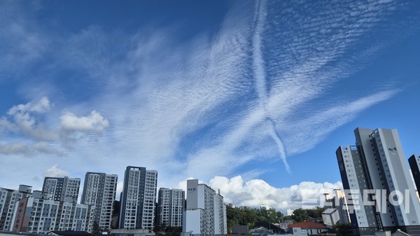 서구 마륵동에 가을 구름이 드리워져 있다.