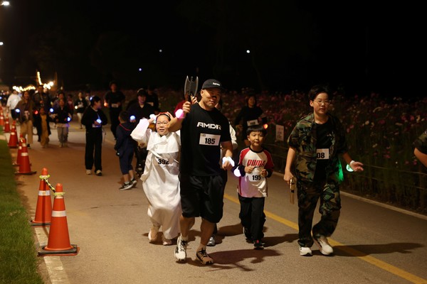 라이트 런' 참가자들이 군복, 소복, 소품 등으로 분장한 채 달리고