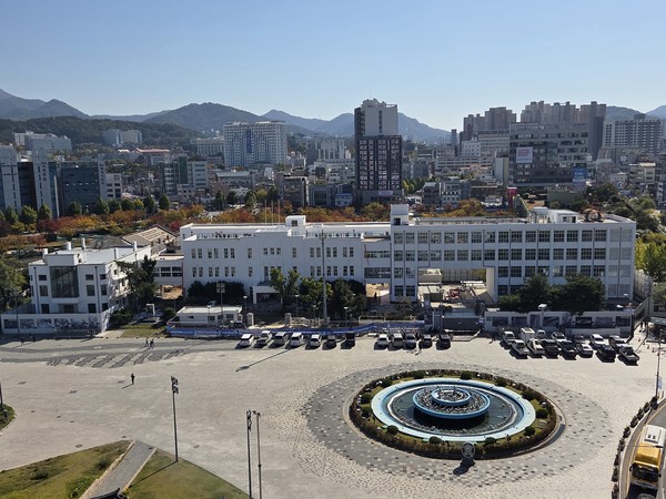 복원 공사가 마무리 단계에 접어들며 가림막이 사라진 옛 전남도청.