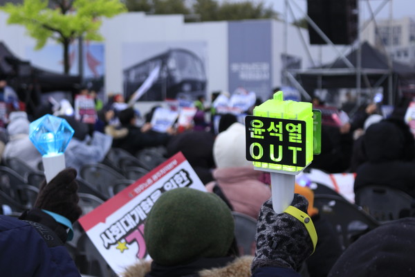 ‘표준시민’들이 모이면 세상이 조금씩 움직인다. 그걸 나는 광장에서 직접 보았다. 지난해 12·3 계엄 사태 당시 응원봉을 들고 나온 시민들. 드림투데이 자료사진