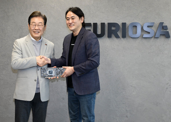 이재명 대통령이 지난 4월 대선 후보 당시 퓨리오사AI에서 백준호 퓨리오사AI 대표와 NPU칩을 듣고 기념촬영한 모습.  뉴시스.