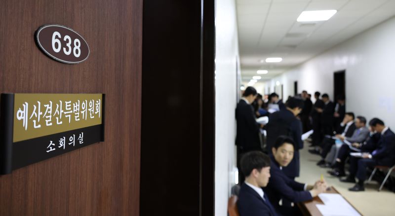 정부부처 관계자들이 17일 서울 여의도 국회 예산안조정소위원회 회의실 앞에서 2026년도 예산안 등에 대한 심사 순서를 기다리고 있다. 뉴시스