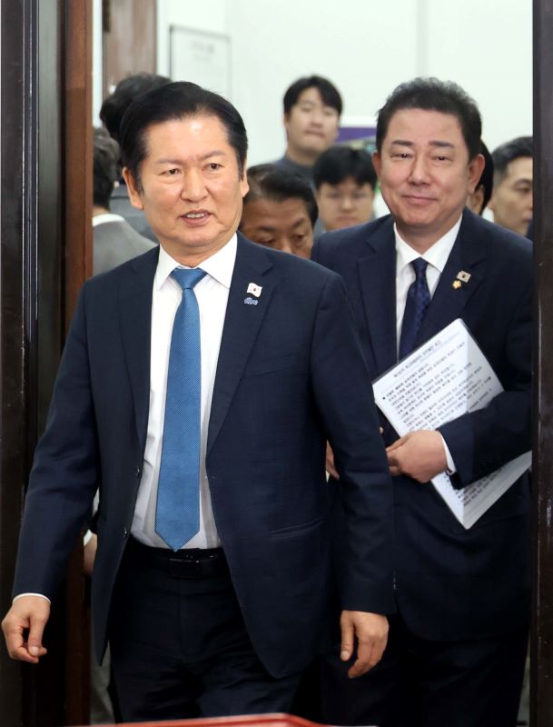 정청래 더불어민주당 대표와 김병기 원내대표가 17일 오전 서울 여의도 국회에서 열린 최고위원회의에 참석하고 있다. 뉴시스