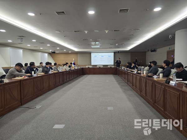 18일 오전 광주시의회 대회의실에서 AI특위 3차 간담회가 열리고 있다.