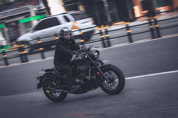 취미로 모터사이클을 타고 있는 전용필 씨.