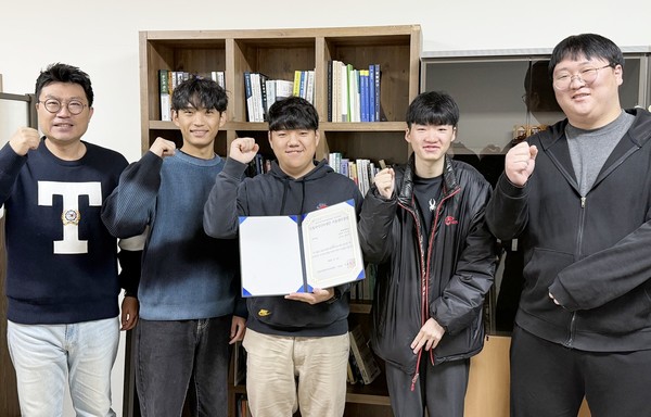 왼쪽부터 안준철 교수, 김우형, 이동혁, 안유비, 황건혁 학생. 사진=호남대 제공.