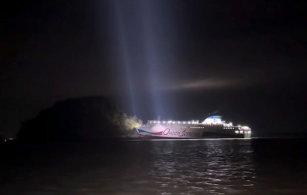 19일 오후 8시 10분께 전남 신안군 장산면 족도에 267명이 탑승한 여객선이 좌초돼 해경이 구조 작업을 벌이고 있다. 목포해경 제공.