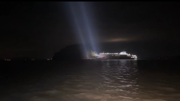 지난 19일, 전남 신안군 족도를 들이받은 퀸제누비아2호가 좌초돼 있다. 사진=목포해양경찰서 제공. 