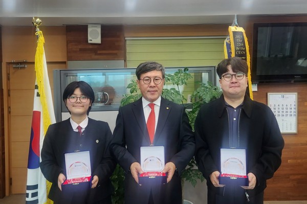 사장되기 창업대회에서 수상한 조은유(오른쪽), 민보은(왼쪽) 학생. 사진=광주여상 제공.