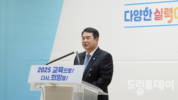 이정선 광주시교육감이 올해 초 시교육청 대회의실에서 열린 신년 기자회견에서 질의에 답변하고 있다. 드림투데이 자료사진.