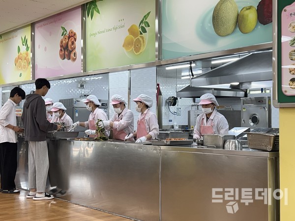 광주지역 한 학교 급식실에서 조리원들이 학생들에게 식사를 배식하고 있다. 드림투데이 자료사진.
