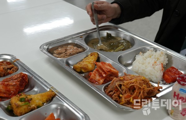 광주지역 한 학교의 급식.  21일 광주지역 일부 학교가 급식 운영을 중단한다.