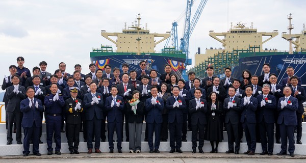 (첫 번째줄 오른쪽 여섯 번째부터) 김재을 HD현대삼호 대표이사, 김영록 전라남도지사, 전재수 해양수산부 장관, 최혜진 여사, 최원호 HMM 대표이사를 비롯한 참석자들이 기념촬영을 하고 있다. 사진=HD현대삼호 제공.