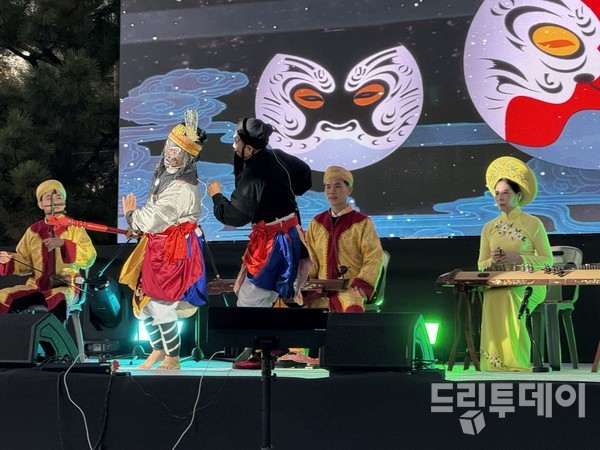 다낭시 전문예술단의 공연.