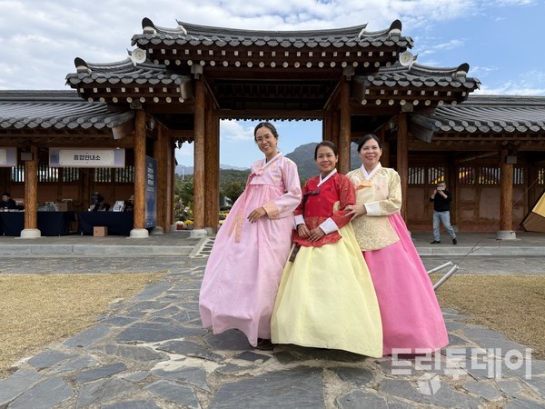 한옥비엔날레에서 한복을 입은 다낭시 관계자들.