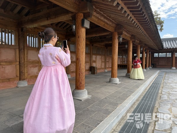 SNS용 촬영을 하는 다낭시 관계자들.