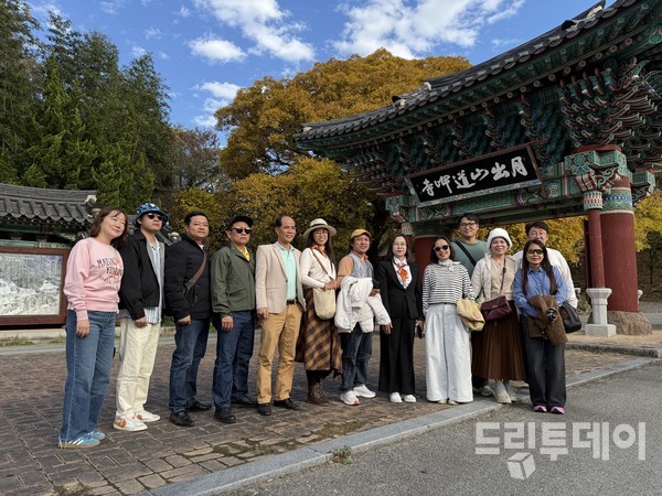 일주문 앞 일행들 뒤로 300살 드신 팽나무에 단풍이 물들었다.