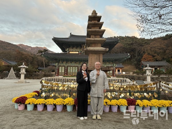 주지스님도 다낭시 관광국장도 모두 붉어진 가을.