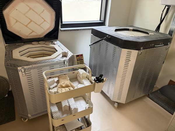                                               전기가마에 직접 굽는 장면을 확인할 수 있다