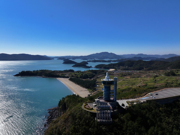  오는 27일 0시 54분부터 1시 14분 사이 고흥 나로우주센터에서 누리호 4차 발사가 예정돼 있다. 고흥군은 26일 오후 6시부터 자정까지 무료 순차 입장 방식으로 우주전망대를 개방한다.