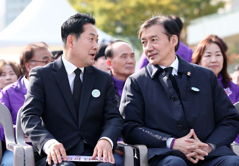 장동혁(왼쪽) 국민의힘 대표와 조국 조국혁신당 비상대책위원장이 지난 10월 29일 서울 종로구 광화문광장에서 열린 10.29 이태원 참사 3주기 기억식에서 대화하고 있다. 뉴시스​​