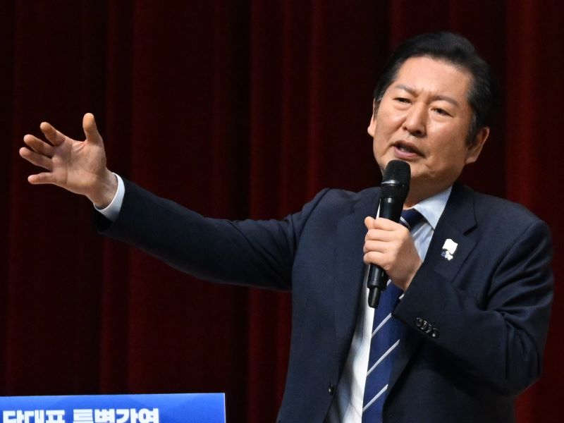 정청래 더불어민주당 당대표가 22일 오후 전남 나주 한국에너지공대 대강당에서 'APEC 국민성과 및 민주주의 미래 비전'을 주제로 특별강연을 하고 있다. 뉴시스