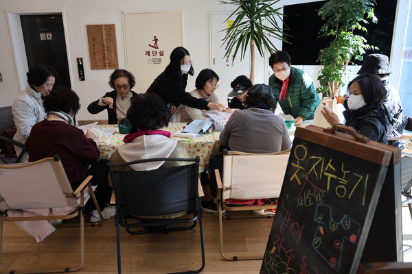 채소모양 자수놓기를 하고 있는 기획자들. 사진=친환경자원순환센터 제공.