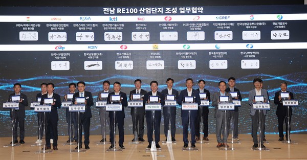 김영록 전남도지사가 국회 의원회관에서 열린 '전남에서 시작하는 에너지 분권, 에너지 분권 전략 포럼'에서 발전공기업 및 유관기관과 RE100 산단 및 에너지 신도시 성공적 조성을 위한 업무협약을 하고 있다. 뉴시스