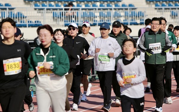 ‘제96주년 학생독립운동기념 제38회 전남도교육감배 마라톤대회·2025 김대중 마라톤대회’에 참가한 김대중 전남도교육감과 교육가족들이 달리고 있다. 전남도교육청 제공