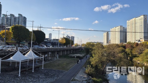 지난 22일, 광주 서구 광주천에서 시민들이 산책을 하고 있다. 