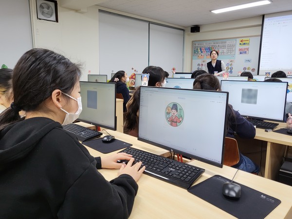 생성형 AI 활용한 ‘역사인물 스티커·지폐 만들기’ 교과연계 프로그램 운영 사진.