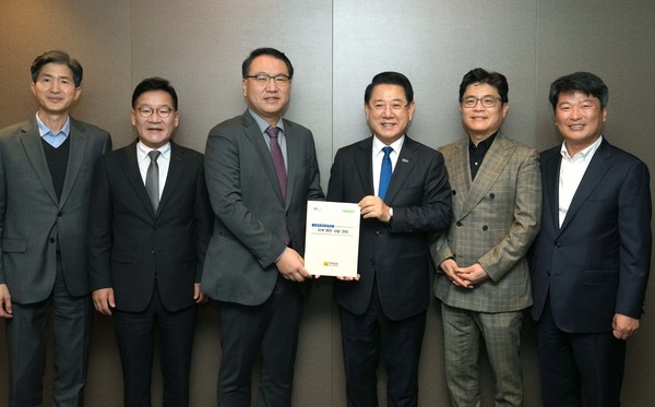 김영록 전남지사가 25일 서울 여의도에서 유병서 기획재정부 예산실장과 간담회를 하고 2026년 국회 증액 핵심 사업이 차질없이 반영되도록 지원을 요청한 뒤 주요 현안사업 건의 내용을 전달하고 있다. 전남도 제공