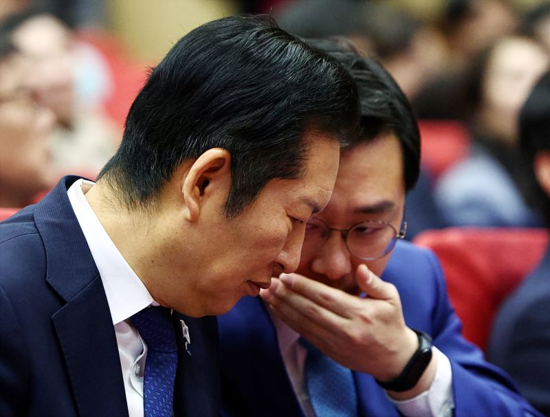 정청래 더불어민주당 대표가 25일 오전 서울 여의도 국회 의원회관에서 열린 '민주당 서울시당 천만의 꿈 경청단 출범식'에서 장경태 서울시당 위원장과 귀엣말하고 있다. 뉴시스