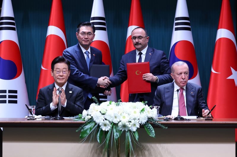 정연두 주튀르키예 대사와 아흐멧 귈쉔 튀르키예 도로청장이 24일(현지 시간) 튀르키예 앙카라 대통령궁에서 이재명 대통령과 레젭 타입 에르도안 대통령이 참석한 가운데 도로 인프라 협력에 대한 MOU 체결을 한 뒤 기념촬영을 하고 있다. 뉴시스