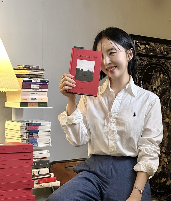 책 ‘Andiamo in Italia!’와 백수지 작가.