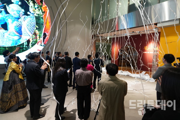 국립아시아문화전당 개관 10주년을 맞아 아시아문화박물관 중앙아시아실에서 특별전 ‘길 위의 노마드’가 개막했다.