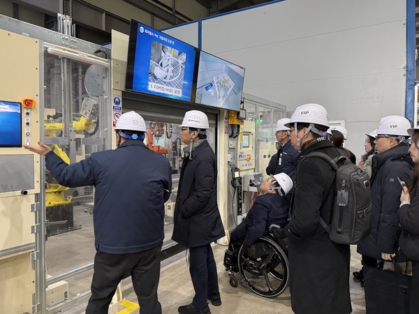 피지컬 AI 선도모델 수립 POC 실증 후가공 공정 견학하는 참관인들. DH 오토리드 제공