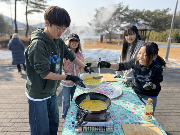 영암군 신북면 전댓들권역에서 어린이, 청소년 캠프 시범사업이 진행됐다.  영암군농촌활성화지원센터는 지속적인 프로그램 운영으로 어린이 청소년들의 문화활동과 함께 주말돌봄으로 연결시킬 계획이다. 사진은 공동요리프로그램 '삼시세끼'. 참여자들이 수제비, 계란말이를 함께 만들어 마을 어르신들께 대접했다.