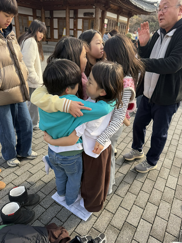 영암군 특산물을 이용한 요리대결 흑백요리사. 아이들이 요리재료 가져가기 시합을 하고 있다.