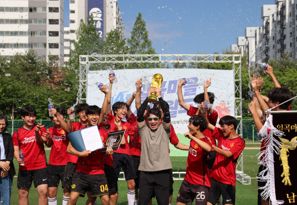 남자 축구경기 우승팀인 일신중학교 학생들이 트로피를 들고 환호하고 있다. 사진=일곡청소년문화의집 제공.