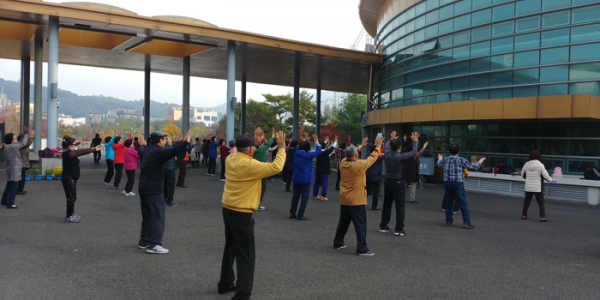 빛고을노인건강타운 야외광장에서 체조를 하고 있는 어르신들. 빛고을노인건강타운 제공