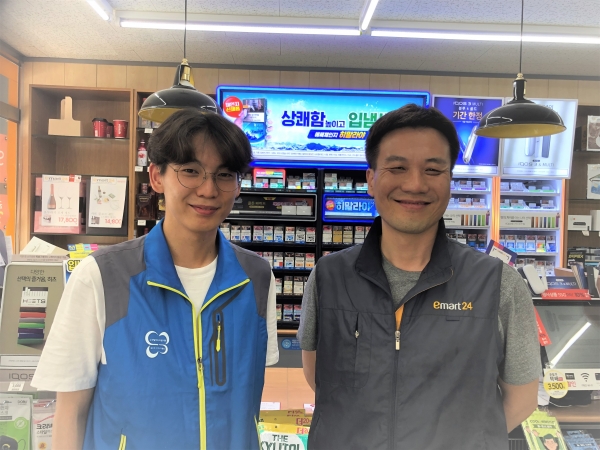 이마트펀의점 쌍촌일신점 이호중 점장과 서구시니어클럽 김해만 주임