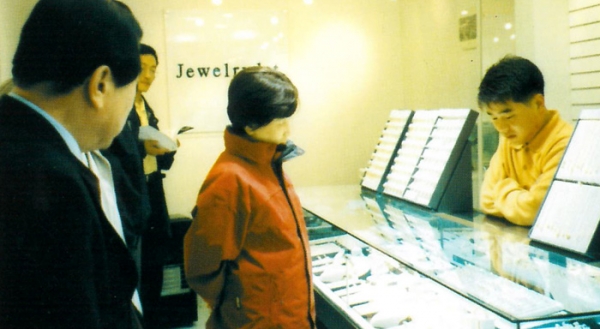 장남 가게 개업식때.