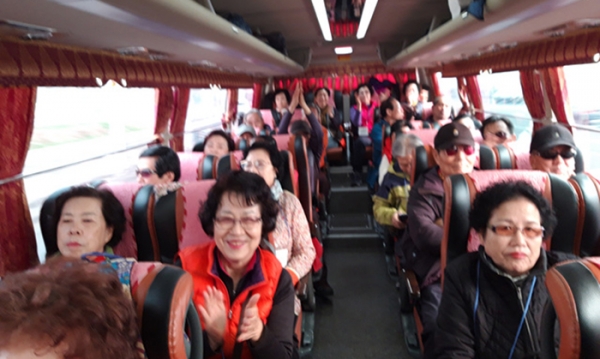 어르신들 나들이 모습. 더불어락광산구노인복지관 제공