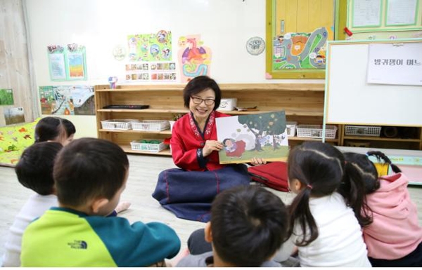 이야기 할머니. 전남도 제공