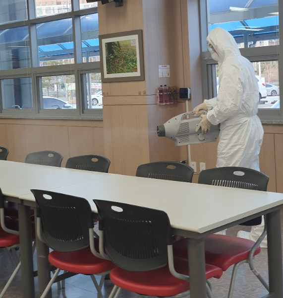 빛고을노인건강타운이 지난 3일 신종 코로나 감염병 예방을 위해 관내 시설에 대한 소독작업을 벌이고 있다. 빛고을노인건강타운 제공