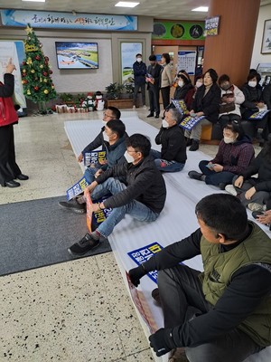 "<b>군공항</b> 반대" 군민들, 무안군수실 점거